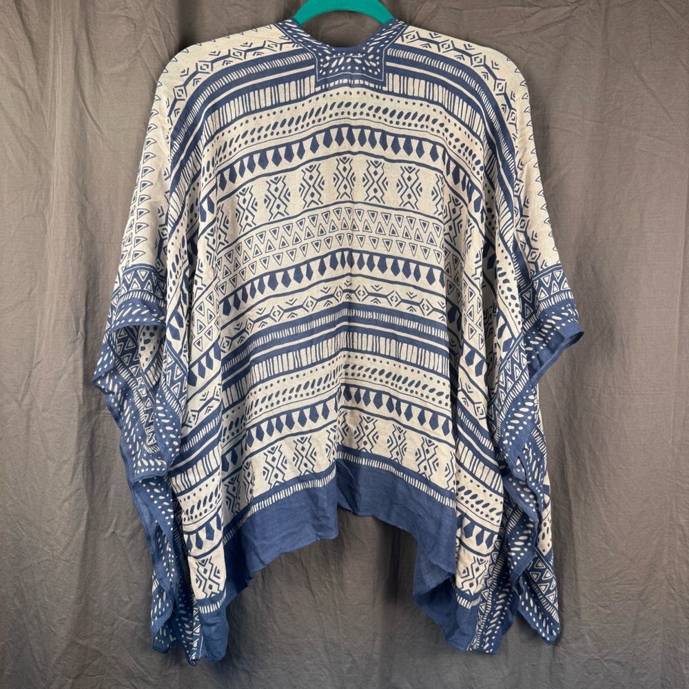 Blue and White Patterned Short Kimono Lightweight - Picture 5 of 5